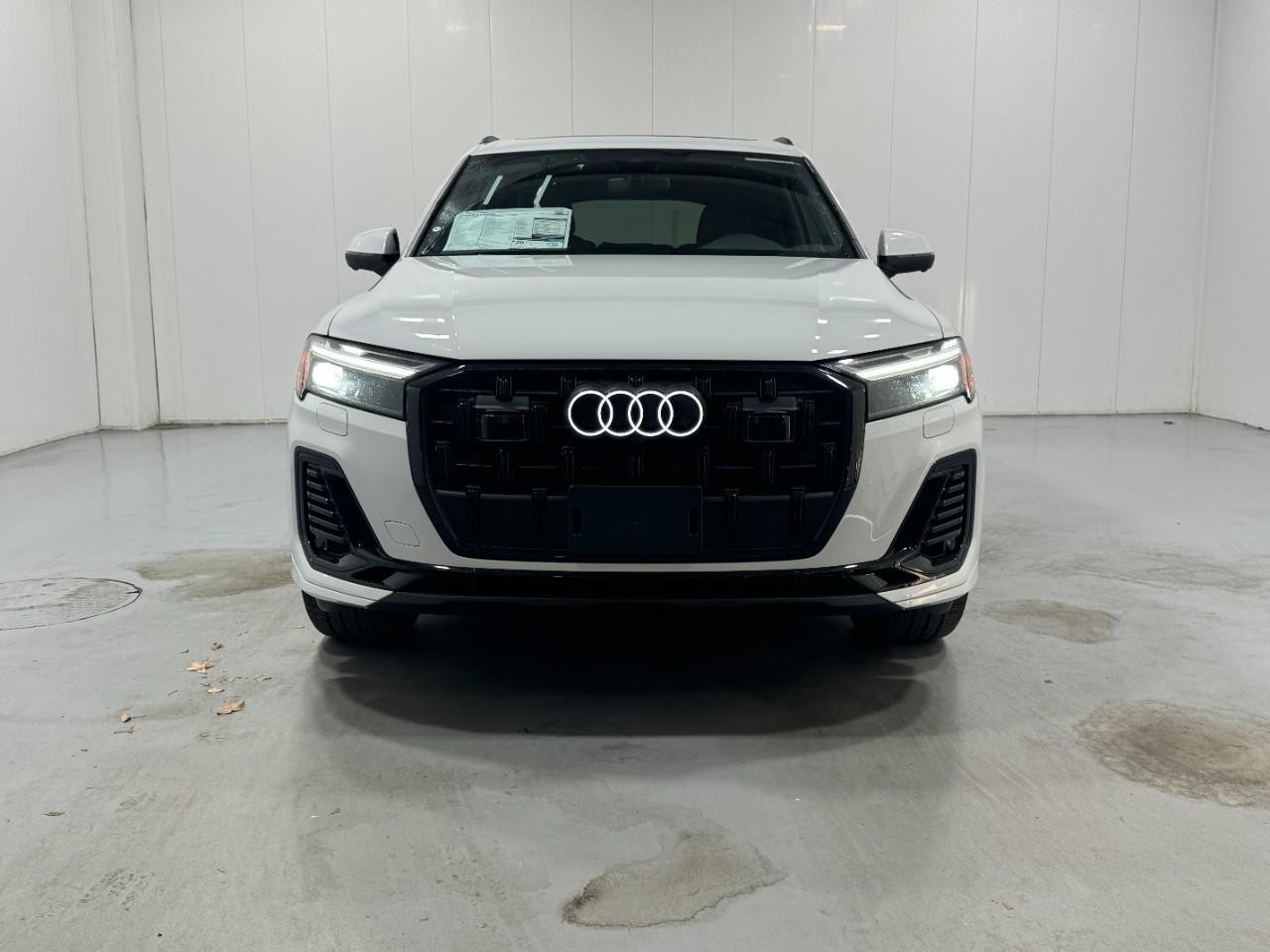 Audi Q7 Vehicle Full-screen Gallery Image 7