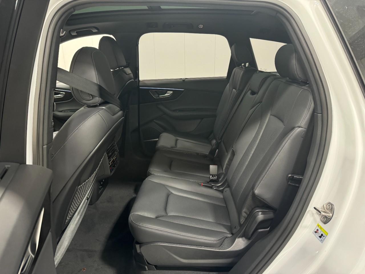 Audi Q7 Vehicle Full-screen Gallery Image 8