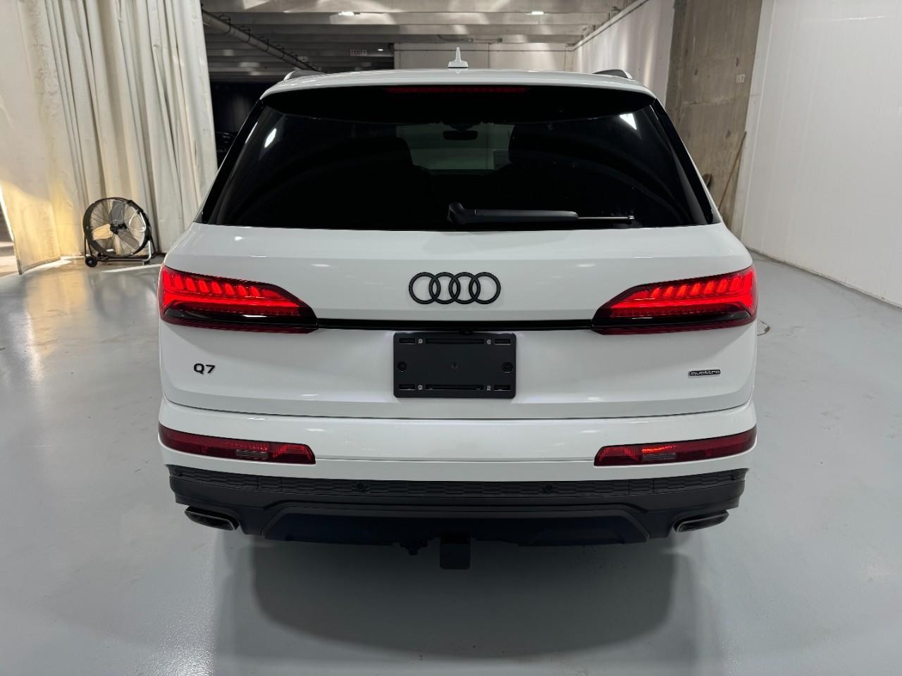 Audi Q7 Vehicle Full-screen Gallery Image 9