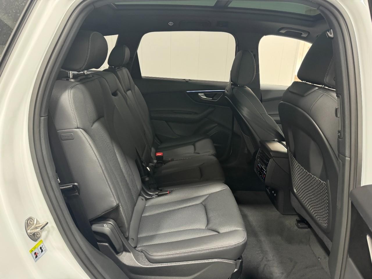 Audi Q7 Vehicle Full-screen Gallery Image 10