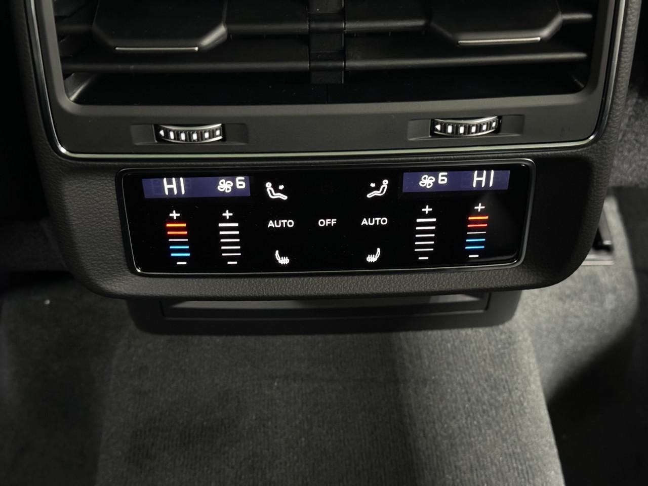 Audi Q7 Vehicle Full-screen Gallery Image 11