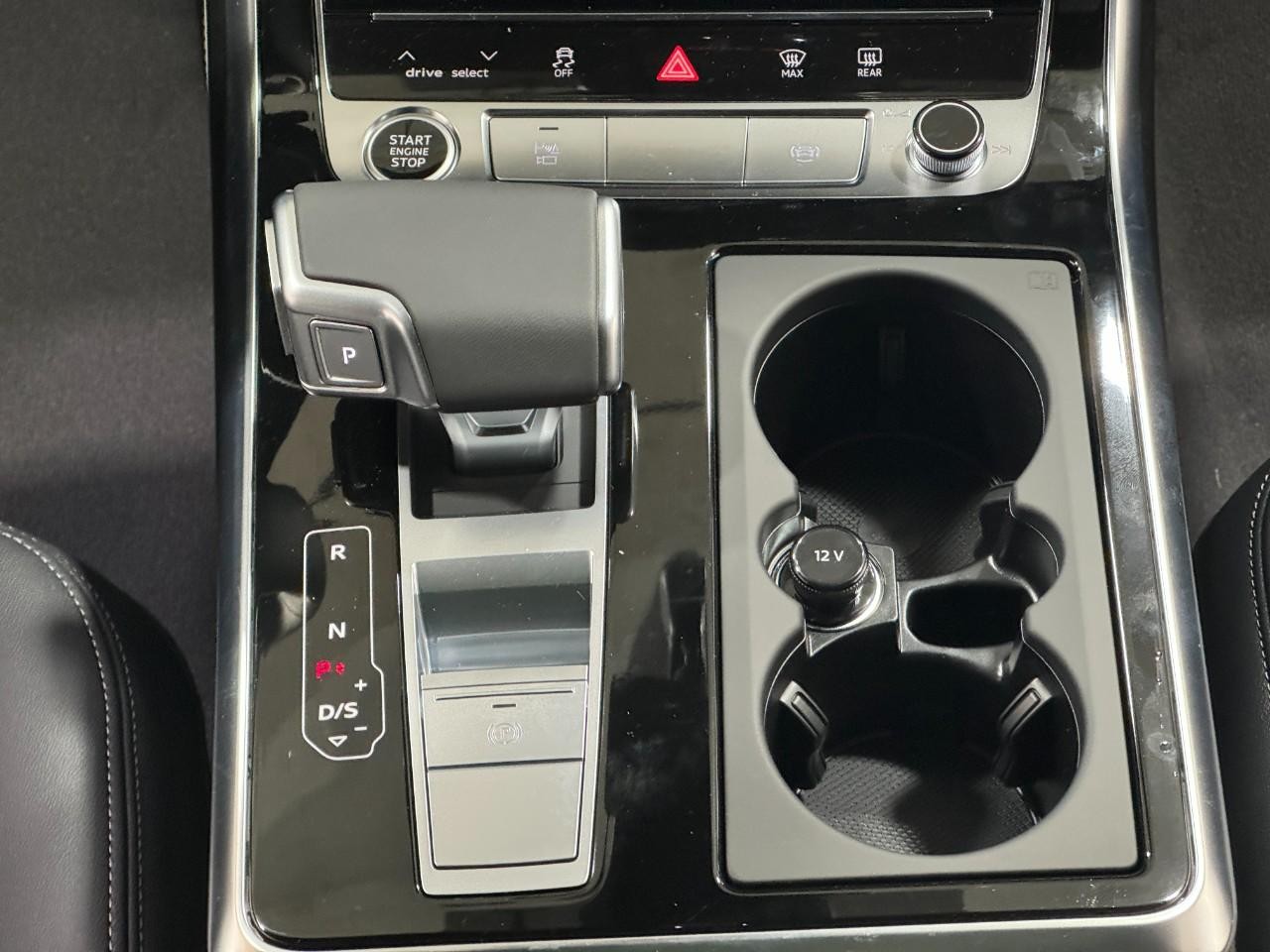 Audi Q7 Vehicle Full-screen Gallery Image 17