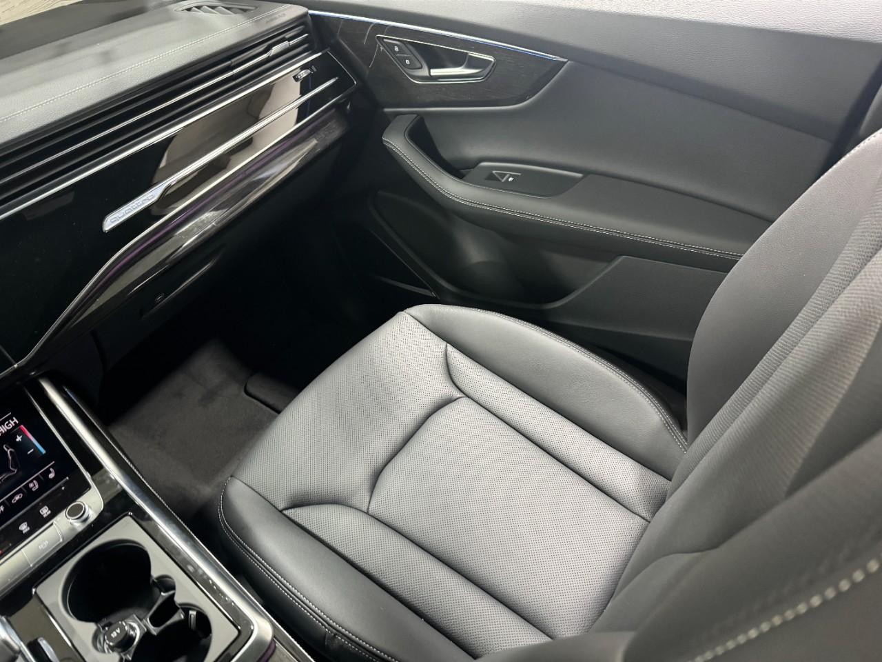 Audi Q7 Vehicle Full-screen Gallery Image 18