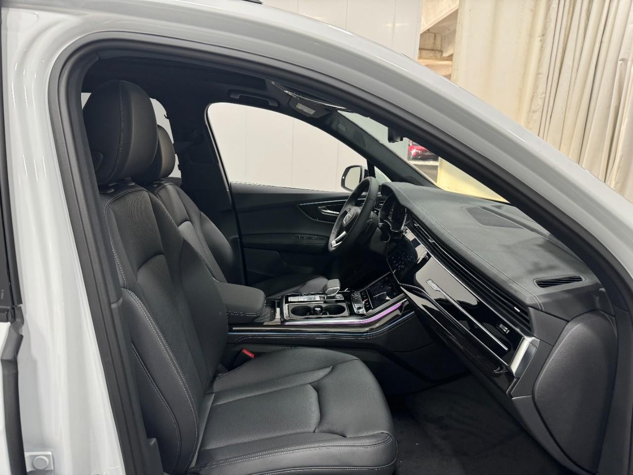 Audi Q7 Vehicle Full-screen Gallery Image 19