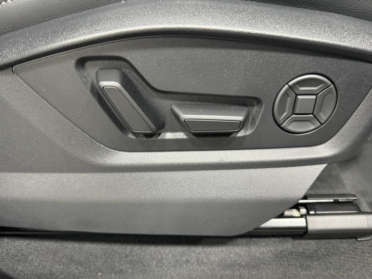 Audi Q7 Vehicle Full-screen Gallery Image 21