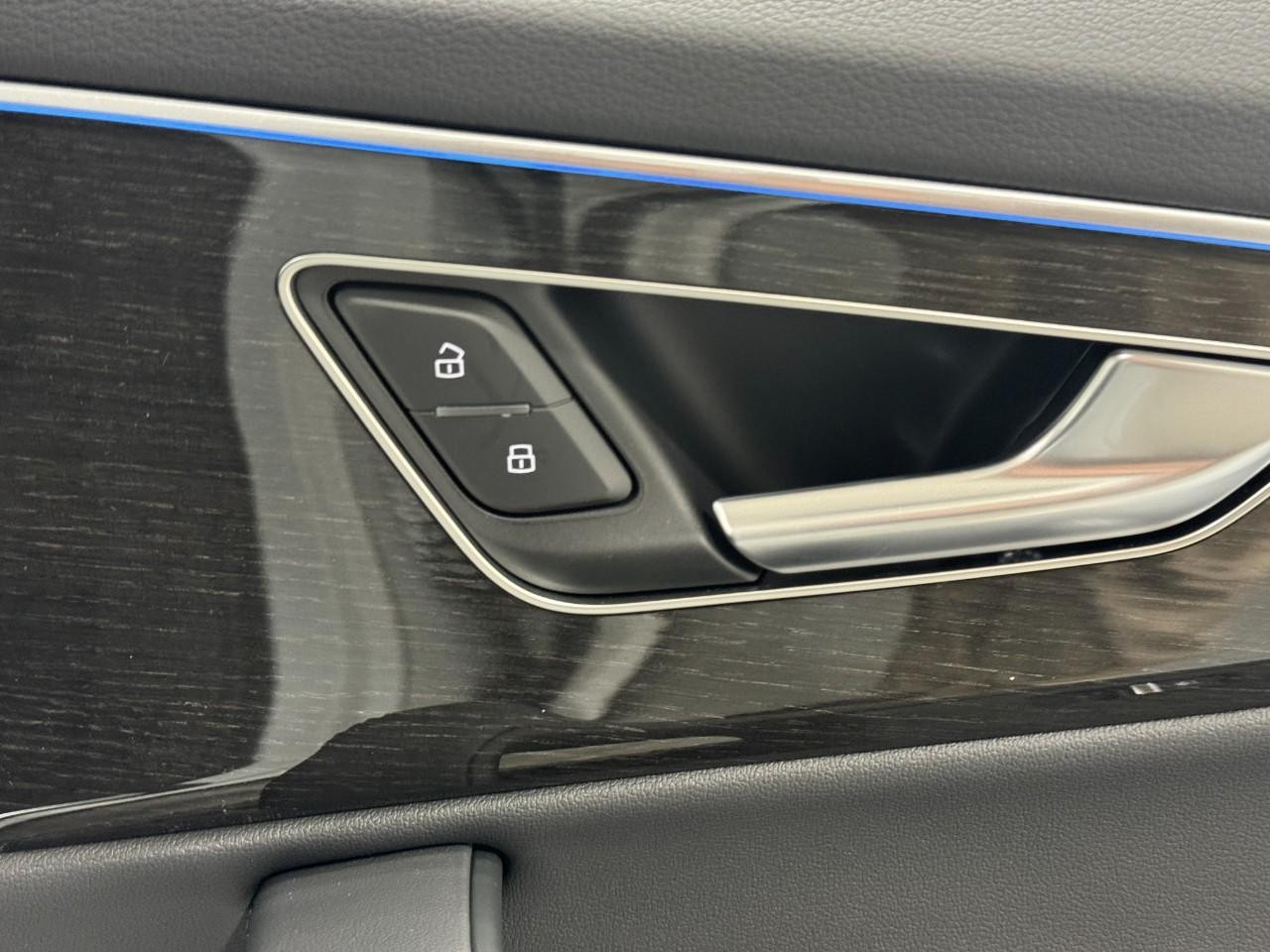 Audi Q7 Vehicle Full-screen Gallery Image 22