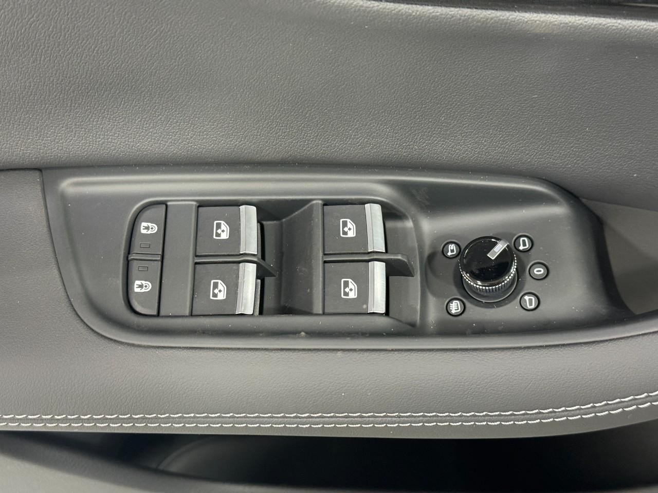 Audi Q7 Vehicle Full-screen Gallery Image 25