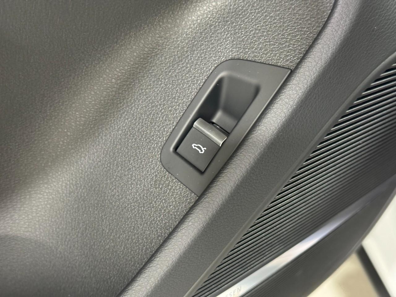 Audi Q7 Vehicle Full-screen Gallery Image 26