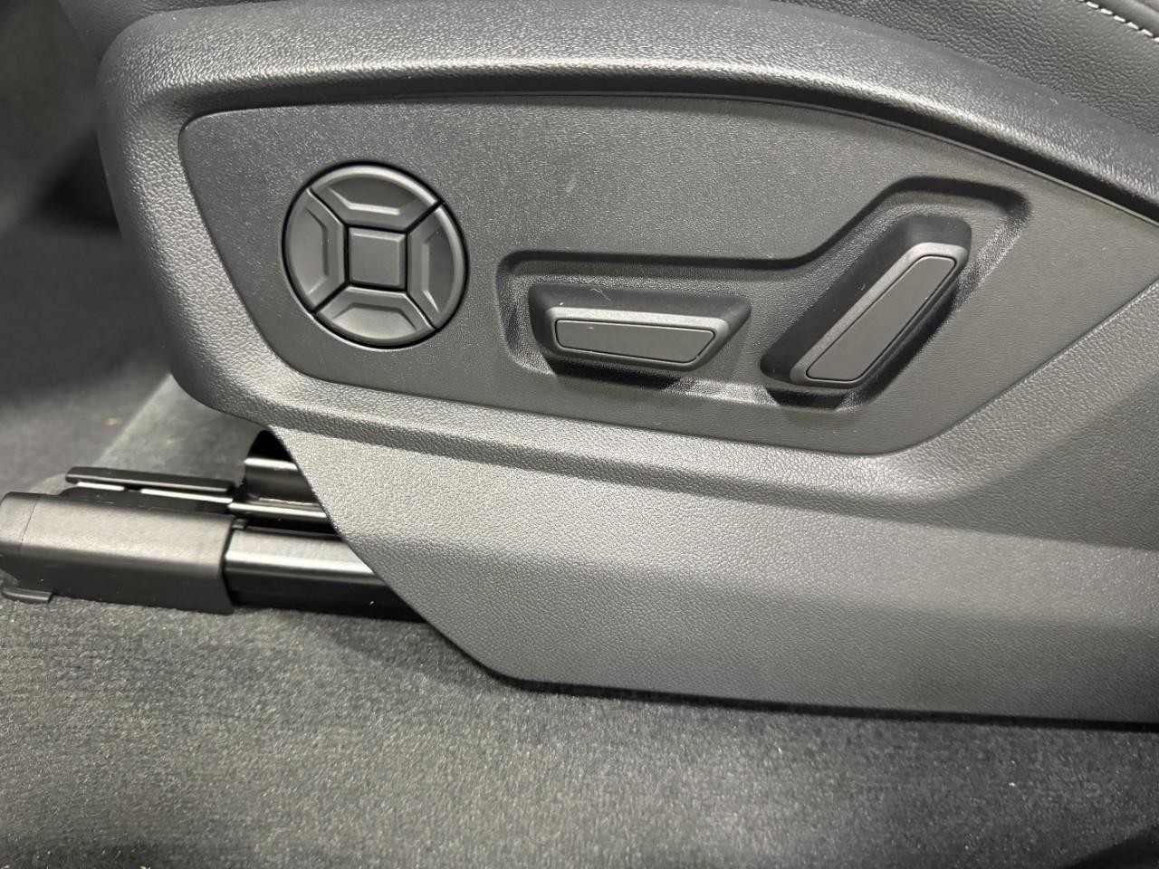 Audi Q7 Vehicle Full-screen Gallery Image 30