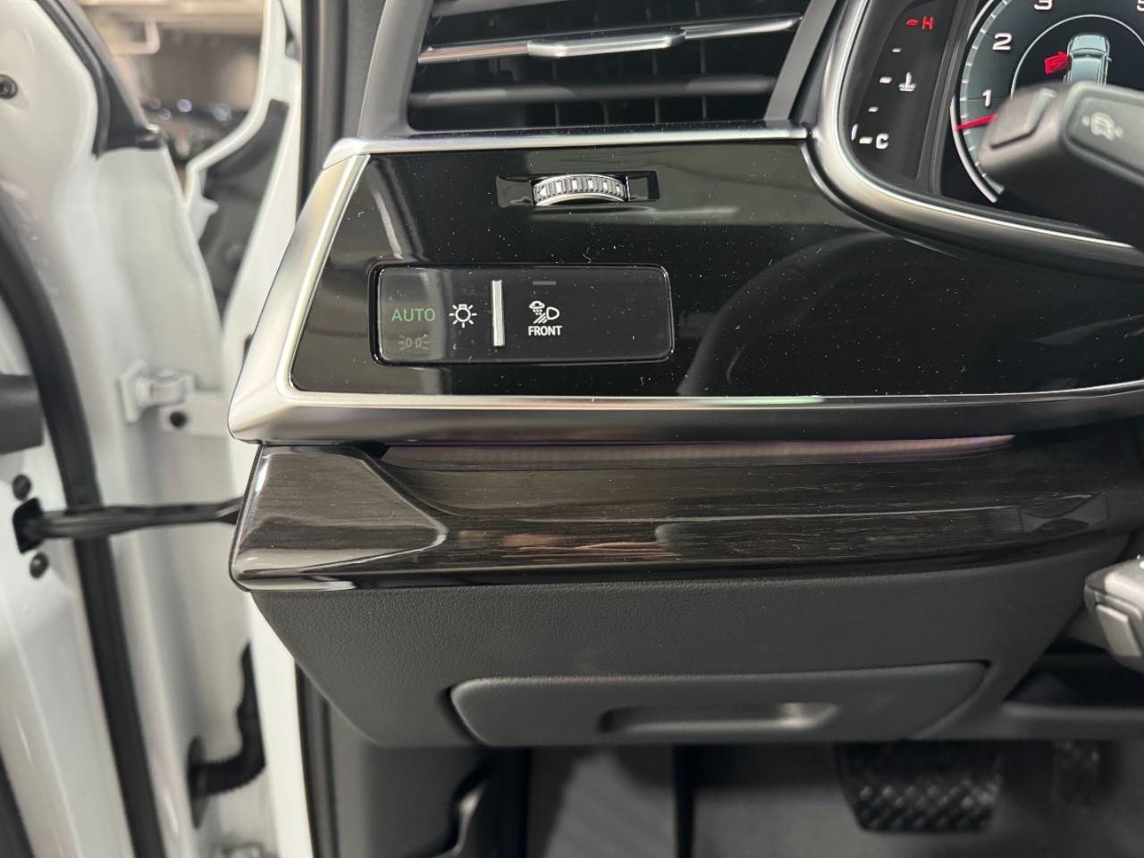 Audi Q7 Vehicle Full-screen Gallery Image 31