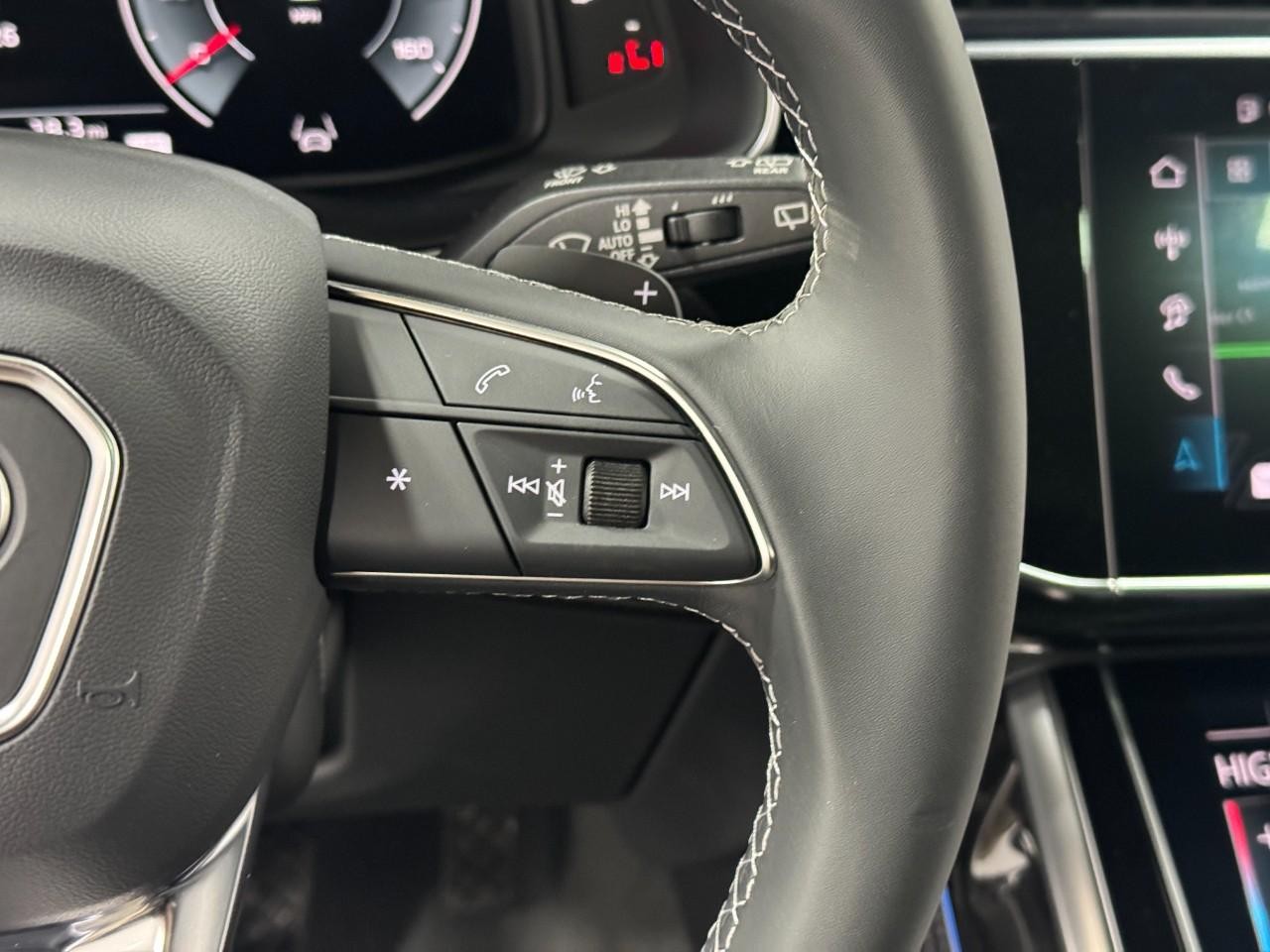 Audi Q7 Vehicle Full-screen Gallery Image 34