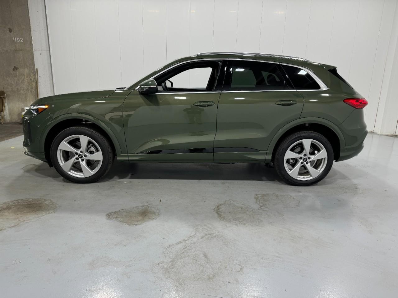 Audi Q5 Vehicle Full-screen Gallery Image 2