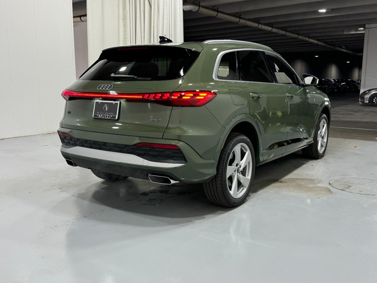 Audi Q5 Vehicle Full-screen Gallery Image 4