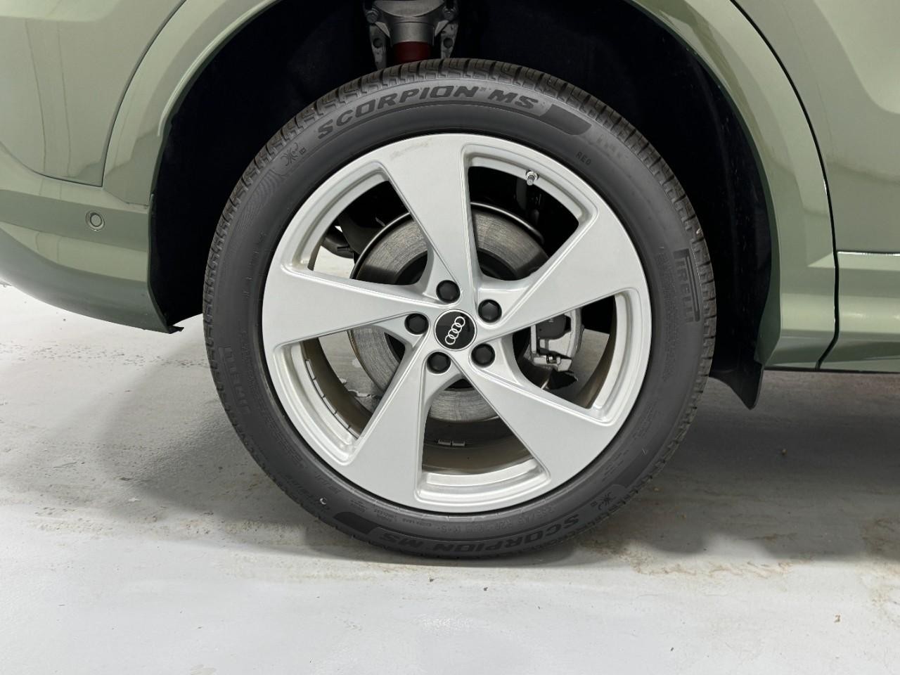 Audi Q5 Vehicle Full-screen Gallery Image 5