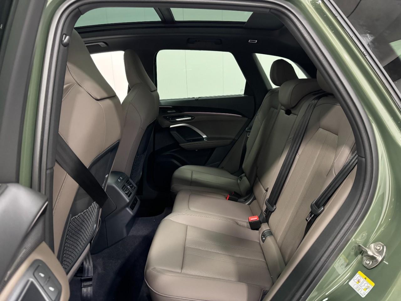 Audi Q5 Vehicle Full-screen Gallery Image 8