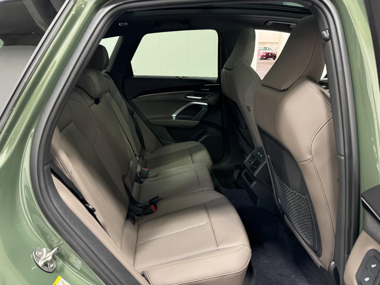 Audi Q5 Vehicle Full-screen Gallery Image 10