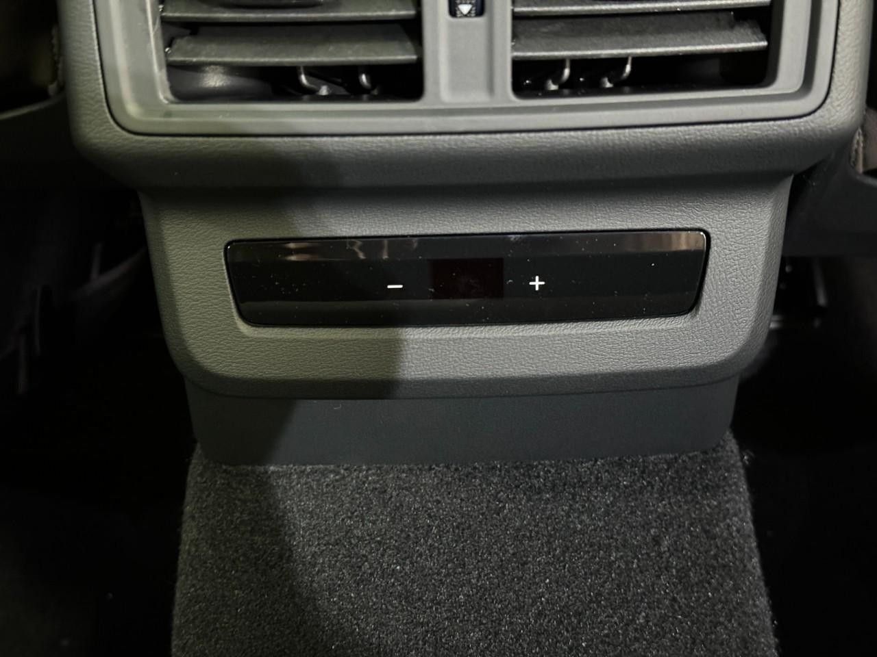 Audi Q5 Vehicle Full-screen Gallery Image 11