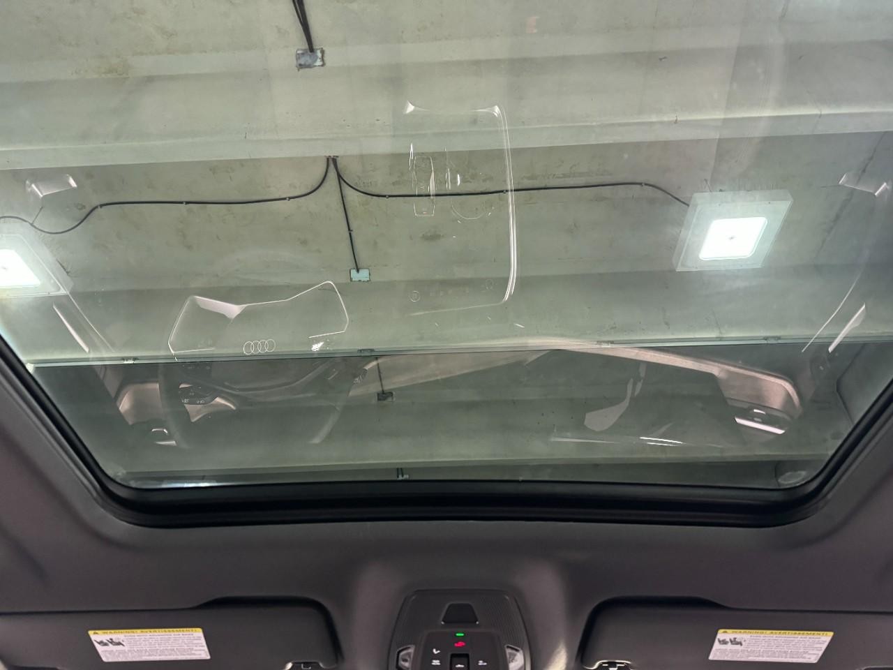 Audi Q5 Vehicle Full-screen Gallery Image 12