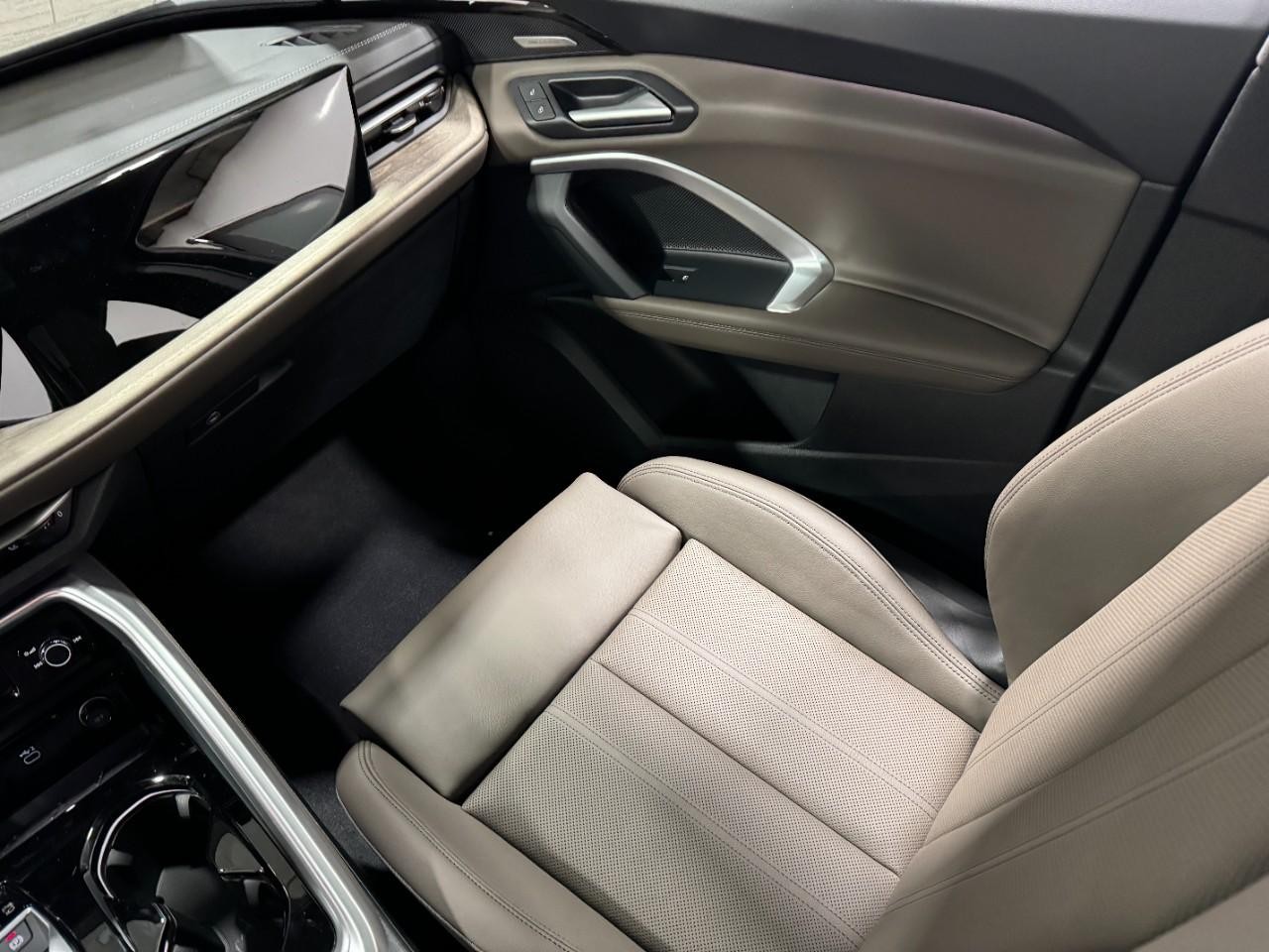 Audi Q5 Vehicle Full-screen Gallery Image 17