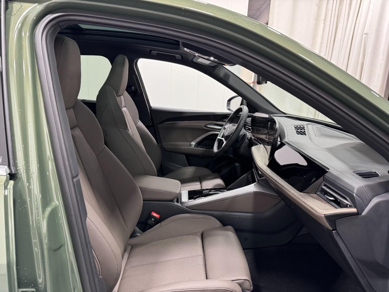 Audi Q5 Vehicle Full-screen Gallery Image 18