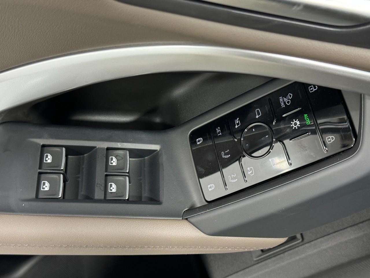 Audi Q5 Vehicle Full-screen Gallery Image 24