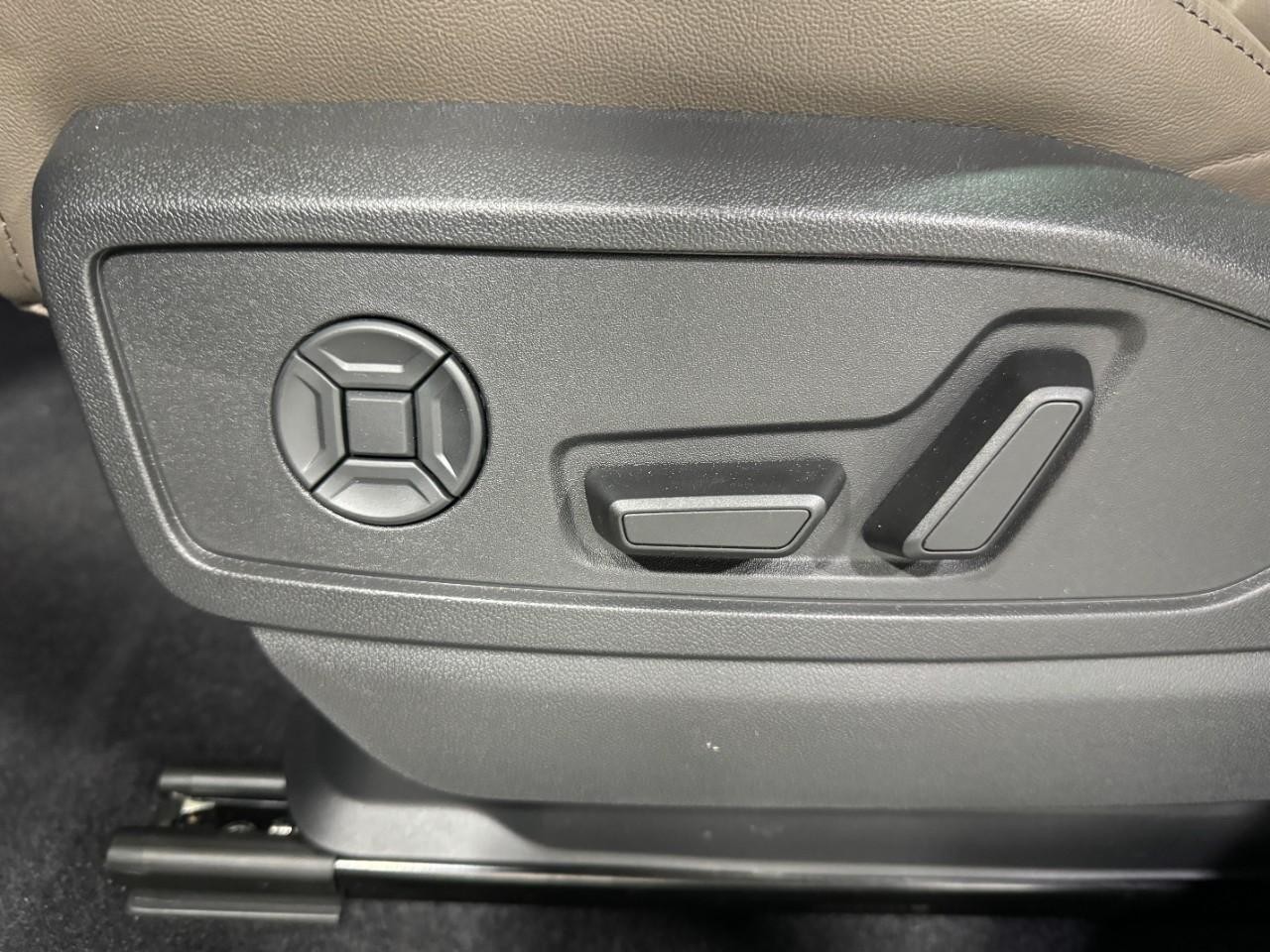 Audi Q5 Vehicle Full-screen Gallery Image 28