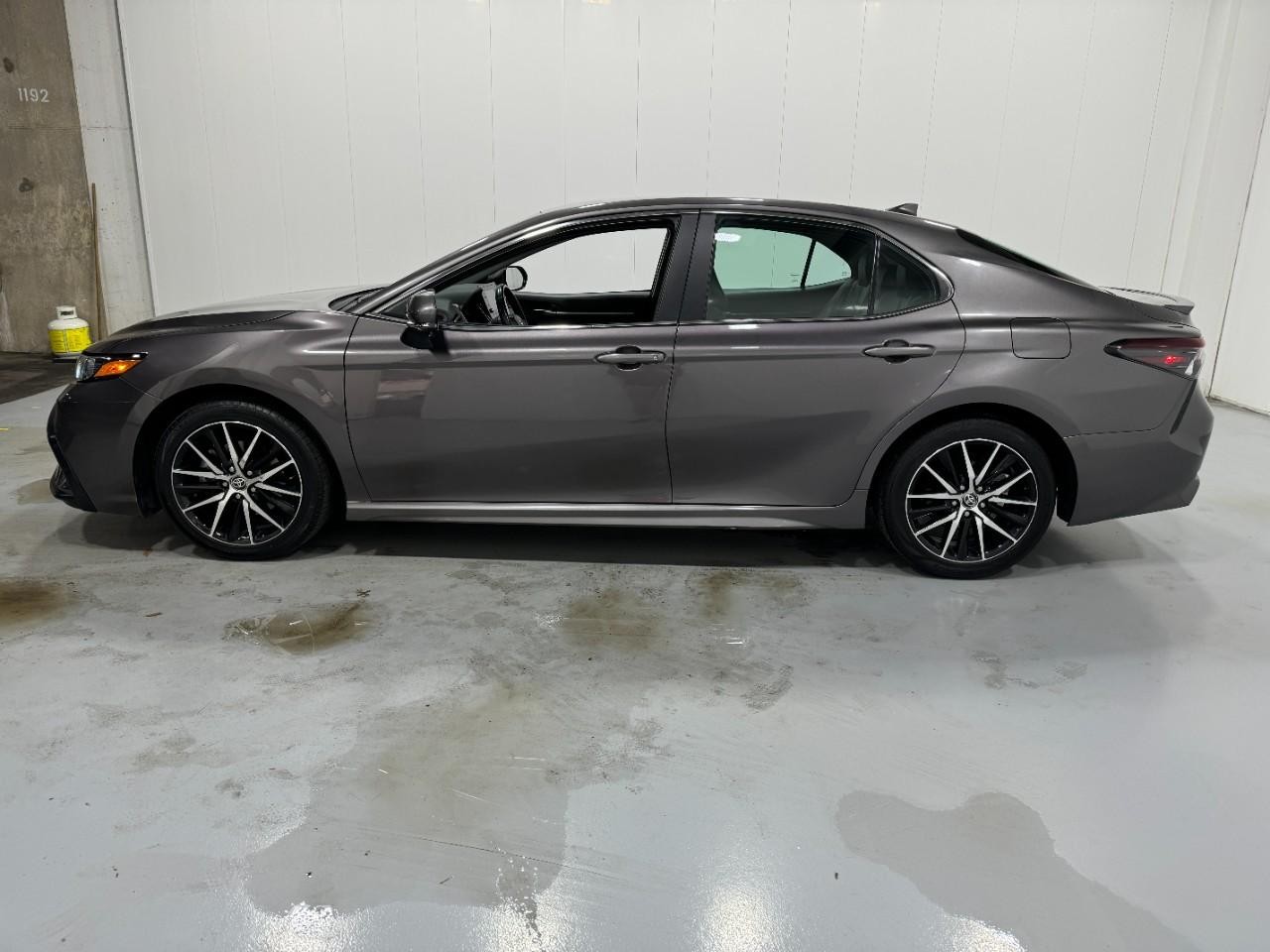 Toyota Camry Vehicle Full-screen Gallery Image 2