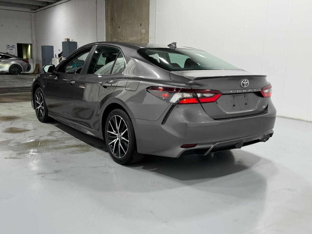 Toyota Camry Vehicle Full-screen Gallery Image 3