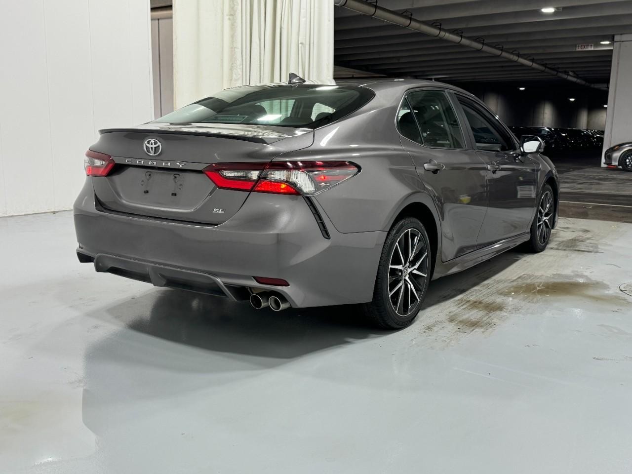 Toyota Camry Vehicle Full-screen Gallery Image 4