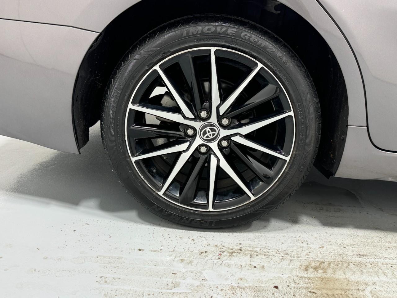 Toyota Camry Vehicle Full-screen Gallery Image 5