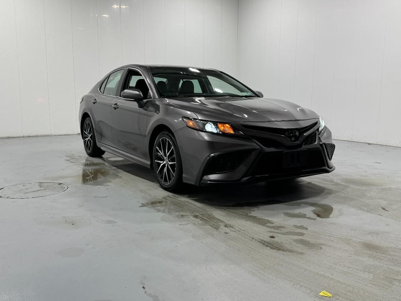 Toyota Camry Vehicle Full-screen Gallery Image 6