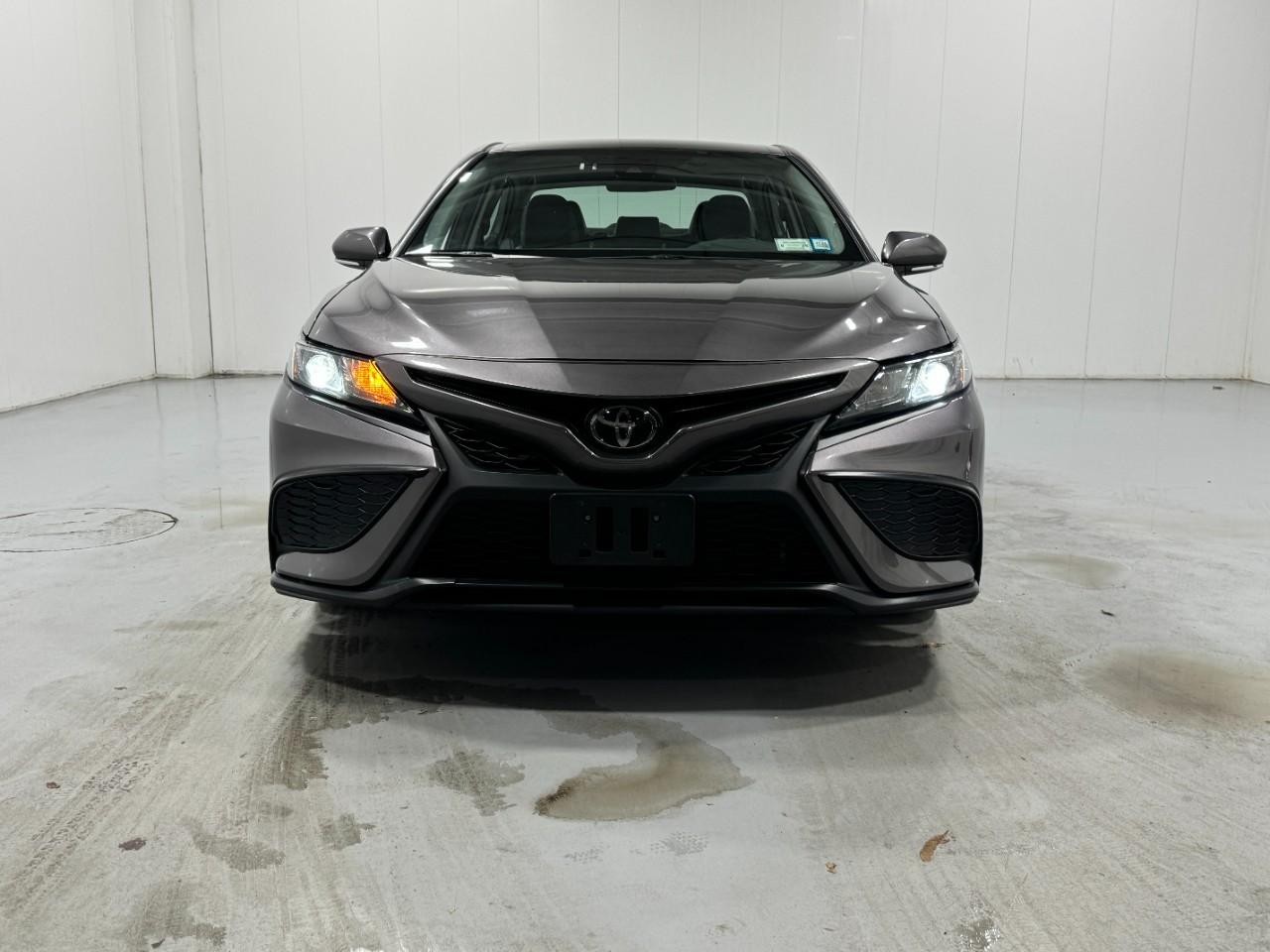 Toyota Camry Vehicle Full-screen Gallery Image 7