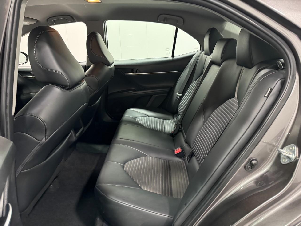 Toyota Camry Vehicle Full-screen Gallery Image 8