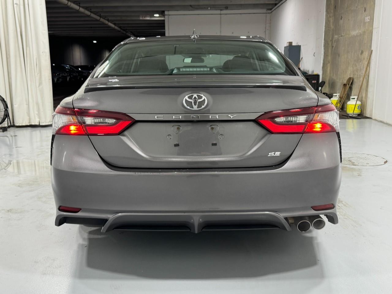 Toyota Camry Vehicle Full-screen Gallery Image 9
