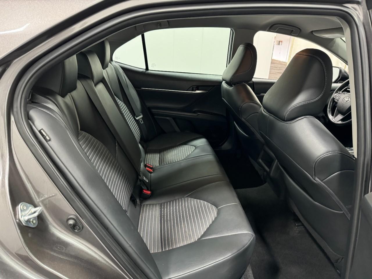 Toyota Camry Vehicle Full-screen Gallery Image 10