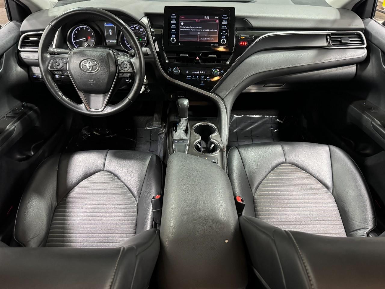 Toyota Camry Vehicle Full-screen Gallery Image 11