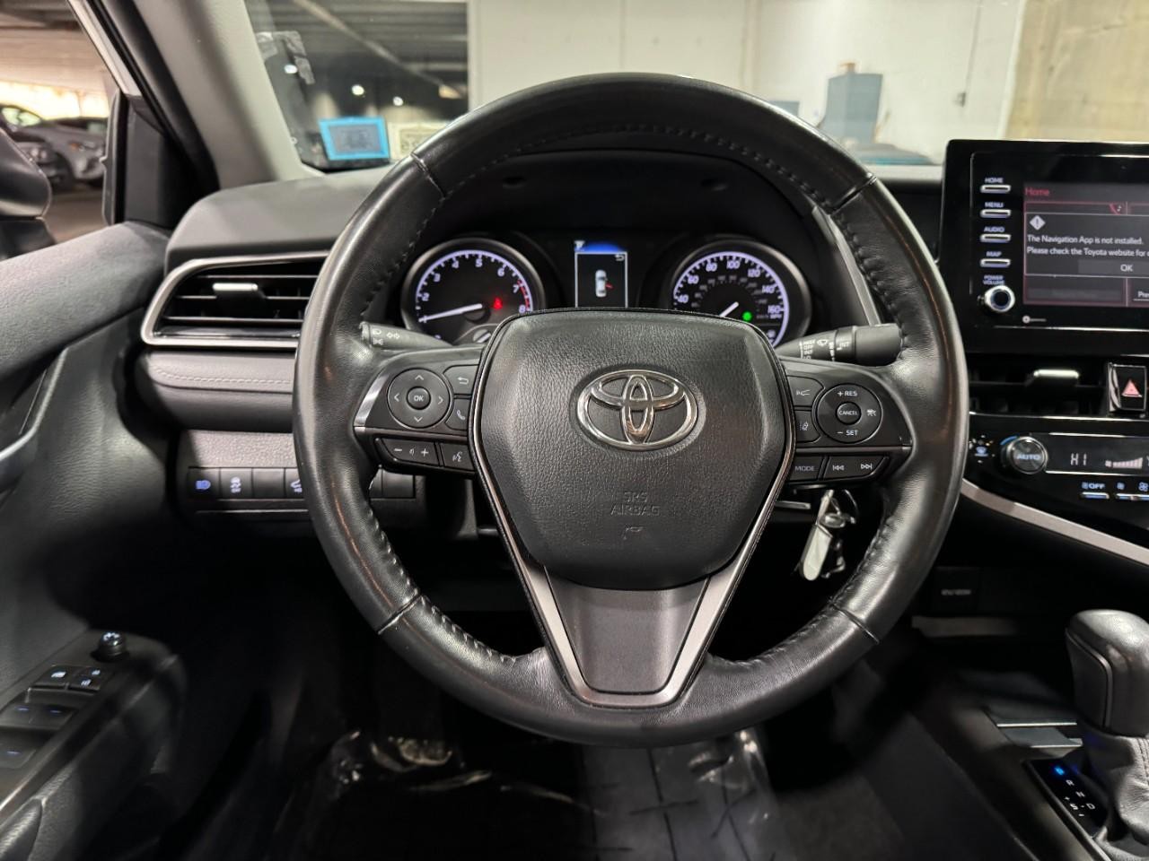 Toyota Camry Vehicle Full-screen Gallery Image 12