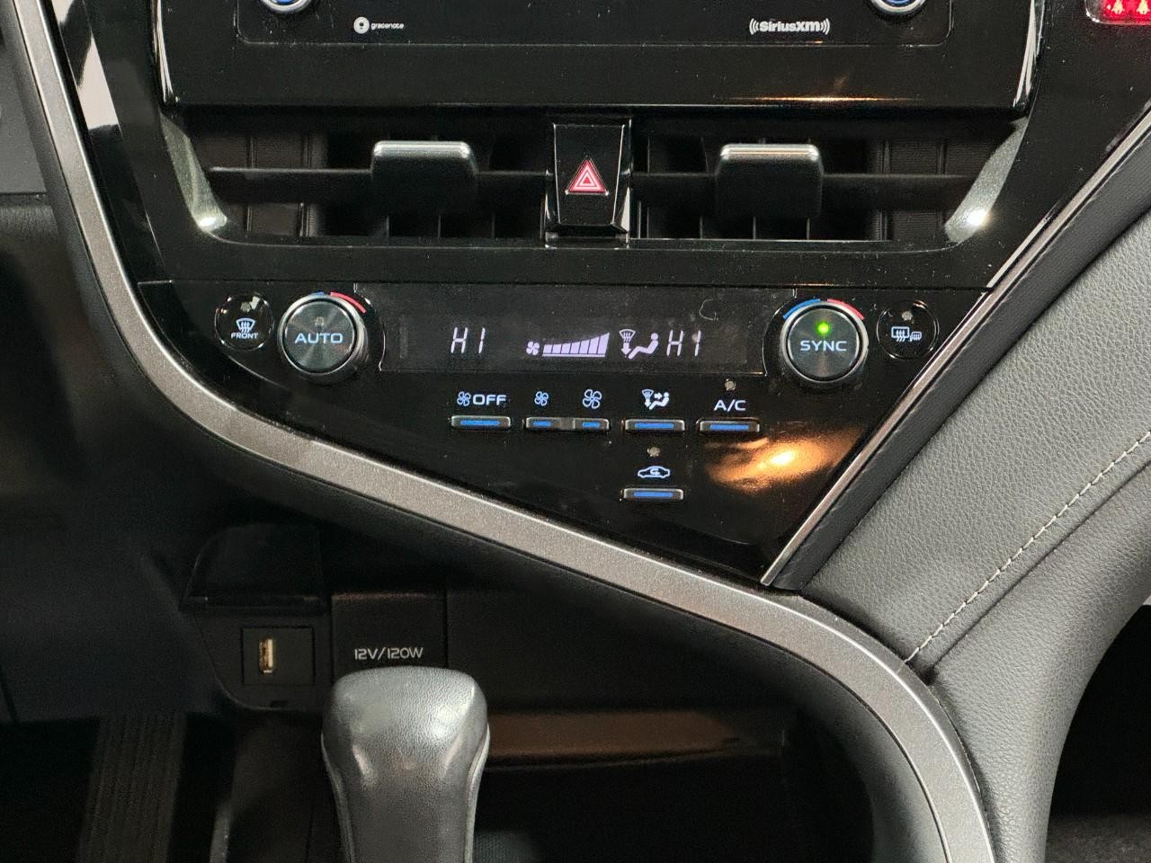 Toyota Camry Vehicle Full-screen Gallery Image 14