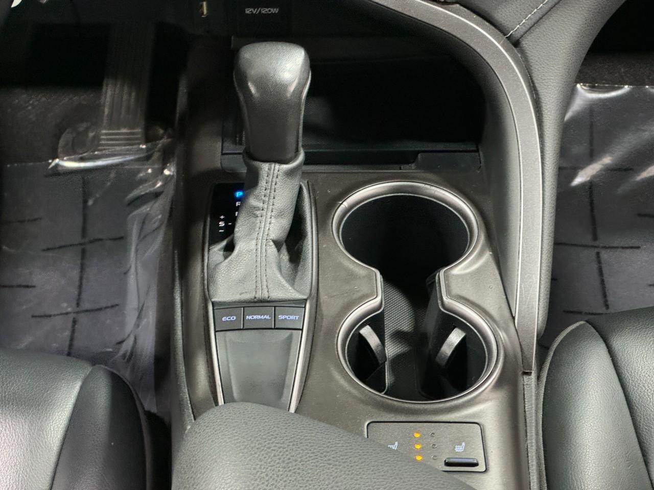 Toyota Camry Vehicle Full-screen Gallery Image 15