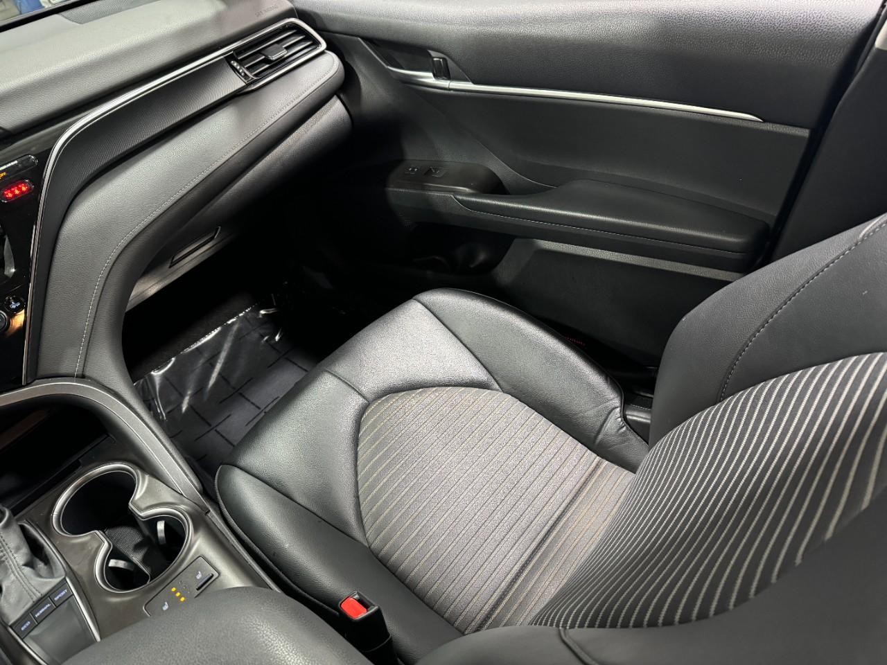 Toyota Camry Vehicle Full-screen Gallery Image 16