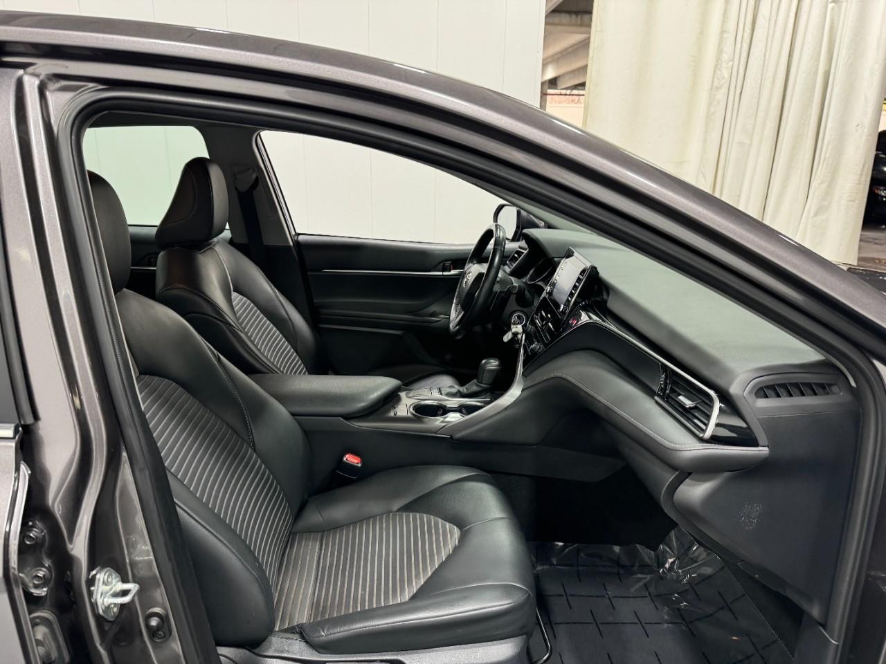 Toyota Camry Vehicle Full-screen Gallery Image 17