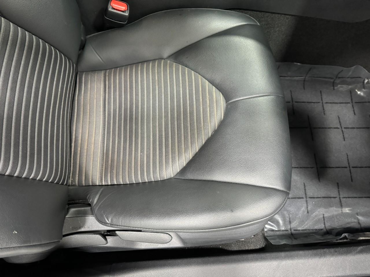 Toyota Camry Vehicle Full-screen Gallery Image 18