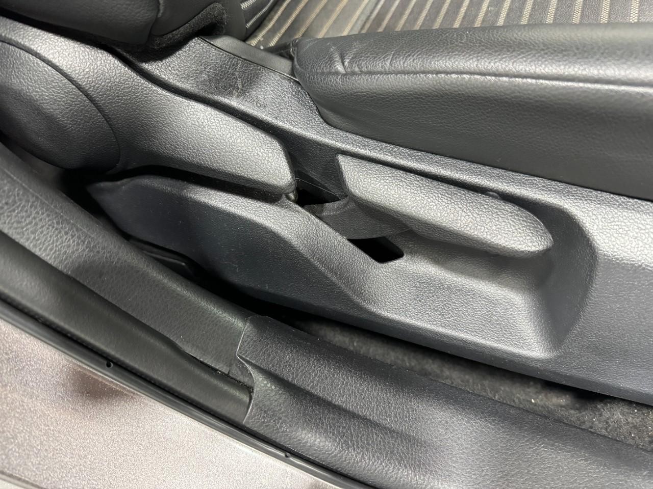 Toyota Camry Vehicle Full-screen Gallery Image 19