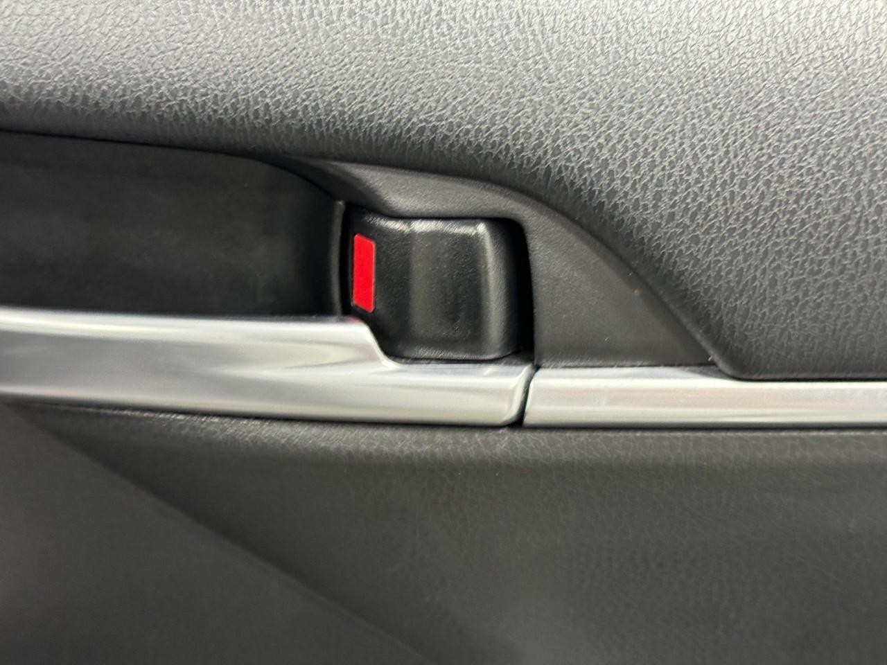 Toyota Camry Vehicle Full-screen Gallery Image 20