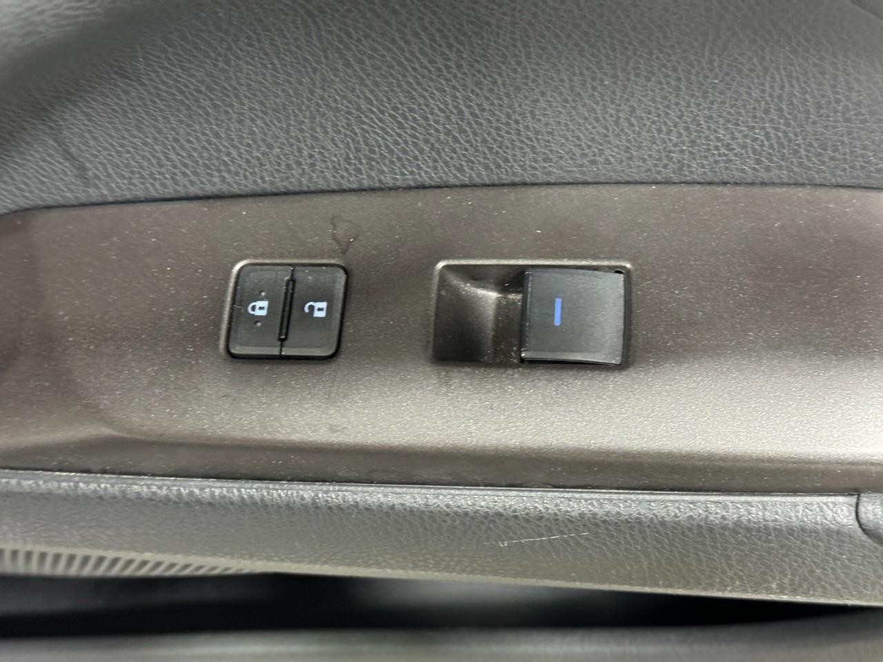 Toyota Camry Vehicle Full-screen Gallery Image 21