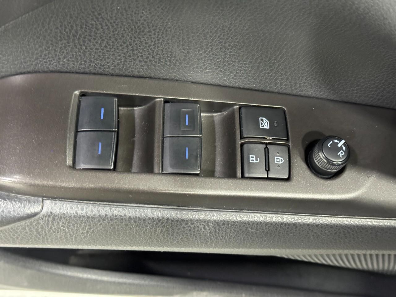 Toyota Camry Vehicle Full-screen Gallery Image 23