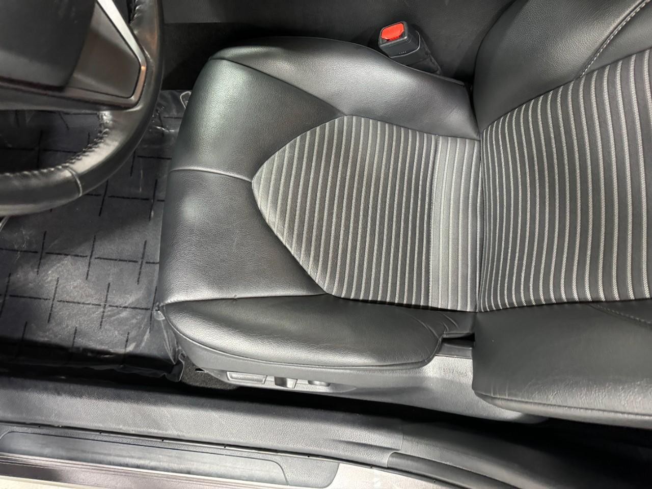 Toyota Camry Vehicle Full-screen Gallery Image 25