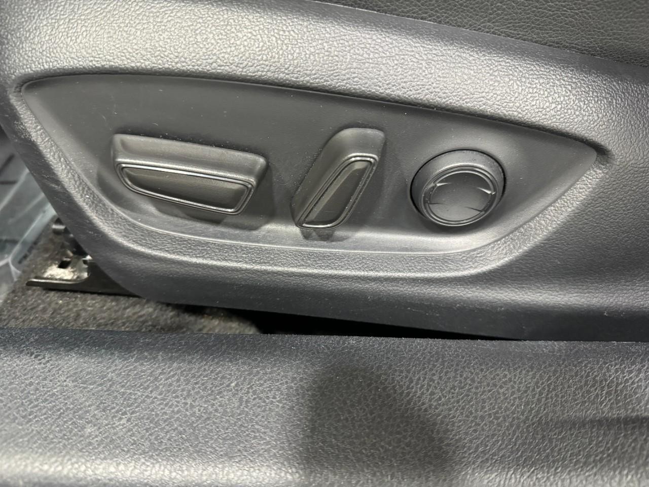 Toyota Camry Vehicle Full-screen Gallery Image 26