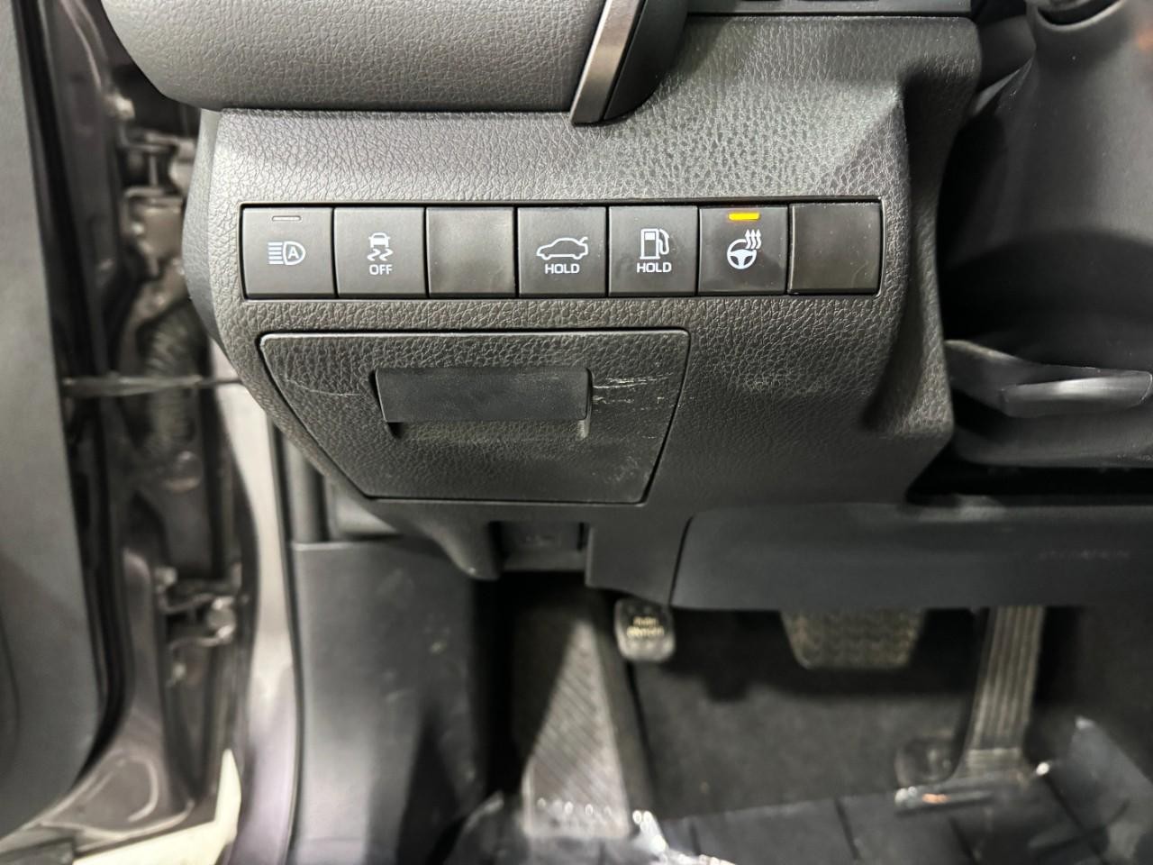 Toyota Camry Vehicle Full-screen Gallery Image 27