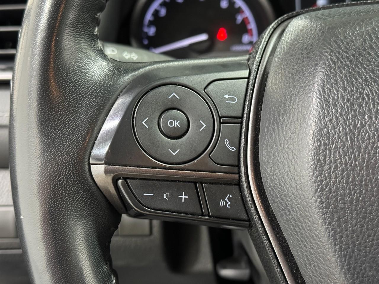 Toyota Camry Vehicle Full-screen Gallery Image 28